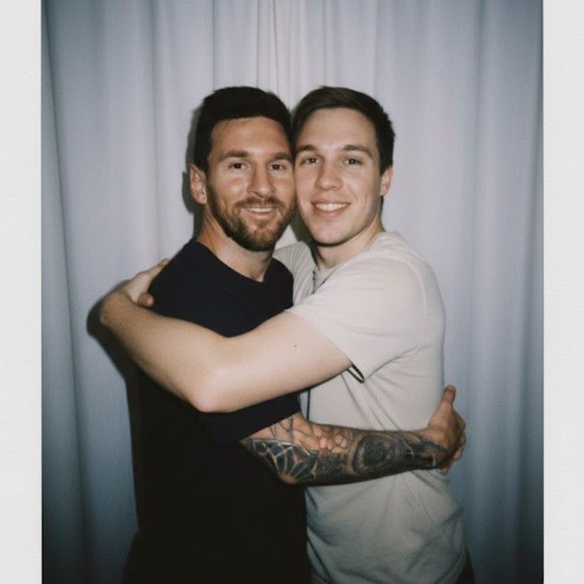 Selfie with a Friend | Kiss on Photo | Selfie with Celebrity icon